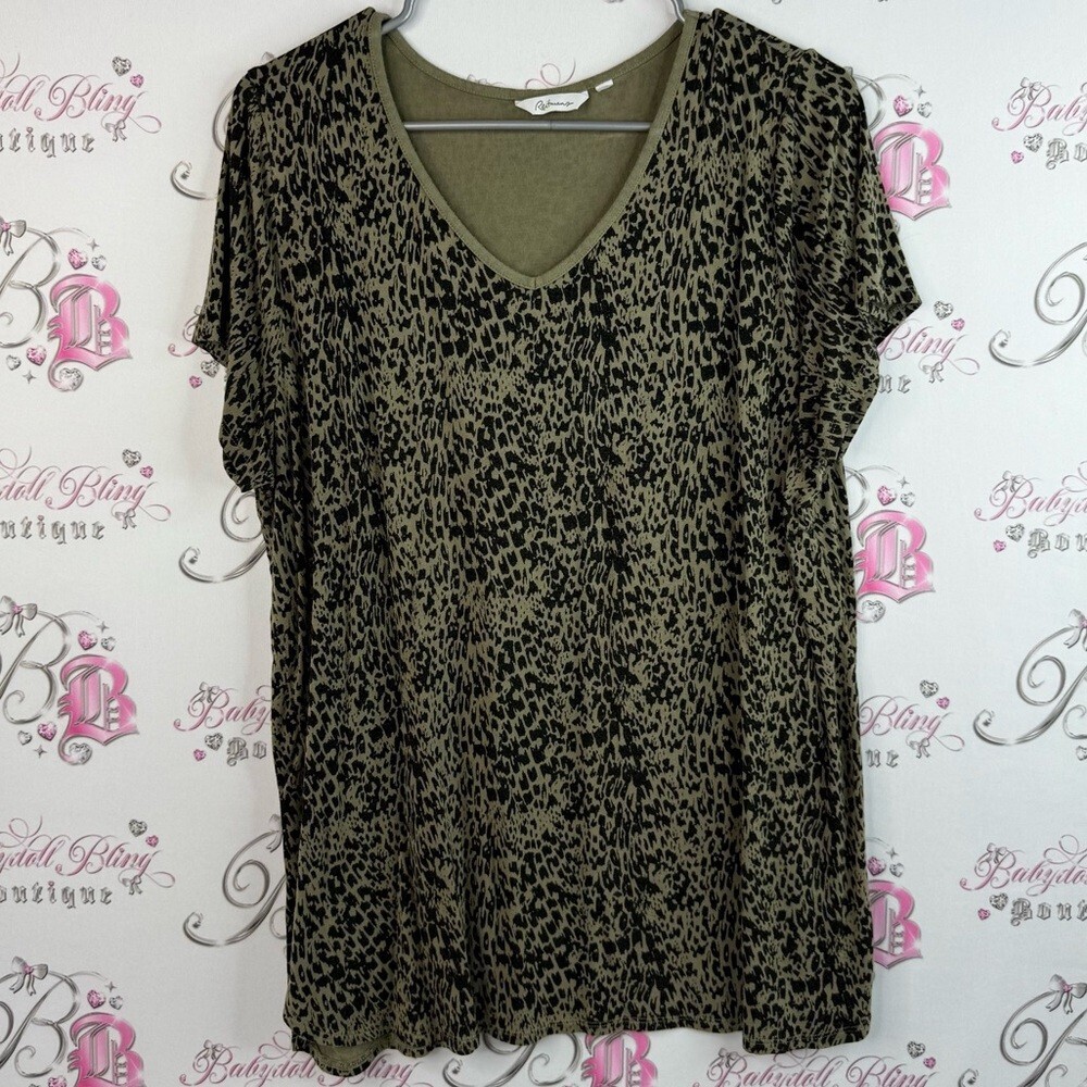 Reitmans t-shirt, green, gray, black Animal Print V-Neck Short Sleeve Top